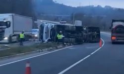 Virajı alamayan çimento tankeri devrildi: 1 yaralı