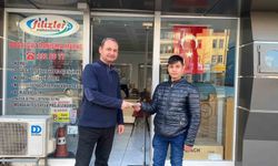 Yola savrulan parasını toplayan esnafı yapılan haberlerde görüp parasını teslim aldı