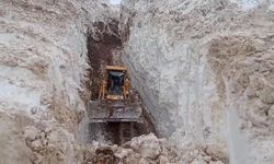 Yüksekova'da 8 metrelik kar tünelleri: İş makinesi içinde kayboldu