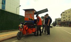 1 metrekarelik ekmek teknesiyle nohut dürüm lezzetini vatandaşın ayağına götürüyor