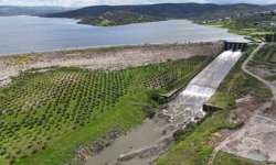 25 yıl sonra gerçekleşen tarihi anlara tanıklık etmek isteyen vatandaşlar, baraj kapaklarının açıldığı anları meraklı gözlerle izledi