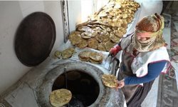 3 çocuk annesi kadın ürettiği ekmeklerle aile bütçesine katkı sağlıyor