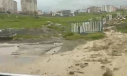 Afetin ortasında tehlikeli oyun: Çocuklar sel sularında oynadı