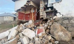 Ağrı'daki depremde köylerde bazı yapılarda hasar meydana geldi