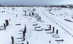 Ahlat'ın tarihi mekanlarında kar güzelliği