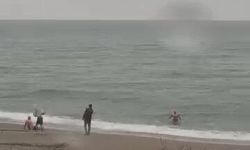 Akçakoca'da yağmura ve soğuk havaya rağmen denize girdiler