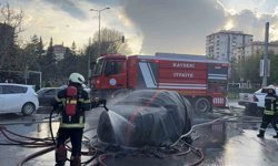 Alev alan elektrikli otomobil yangın battaniyesiyle söndürüldü