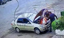 Alev alan otomobili üfleyerek söndürmeye çalıştı: O anlar kamerada