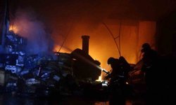 Alevlerin sardığı işyerindeki araçları kurtarmak için seferber oldular