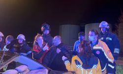 Alkollü otomobil sürücüsü önce ağaca, ardından tabelaya çarparak karşı şeride geçti