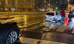 Alkollü sürücü kırmızı ışıkta bekleyen otomobile çarptı: 1 yaralı