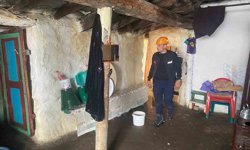 Aşırı yağış nedeniyle toprak damlı evde göçük