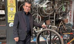 Askıda bisiklet parçaları, çocukların yüzünü güldürüyor