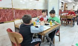 Avcılar'da bir esnaf 23 Nisan dolayısıyla çocuklara ücretsiz yemek ikram etti