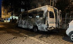 Avcılar'da park halindeki servis aracı alev alev yandı