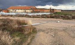 Aydınlatma direği yol ortasına devrildi, faciadan dönüldü