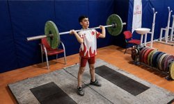 Azimle başladığı halterde 12 yaşında Türkiye şampiyonluğuna ulaştı