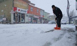 Baharı bekleyen Karlıova karlı bir güne uyandı