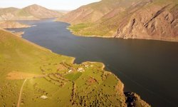 Baharın gelişiyle Keban Baraj Gölü'nde eşsiz manzara
