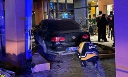 Bakırköy'de kontrolden çıkan araç kafeye daldı: 6 yaralı