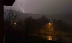 Bartın'da şimşekler geceyi aydınlattı, dolu yağışı şehri beyaza bürüdü