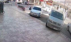 Başında olması gereken kask motosiklette olunca ölümden döndü