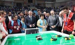 Başkan Büyükakın ve Kocaelisporlu futbolcular 'robot futbolu' oynadı