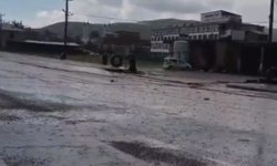 Baykan'da sağanak yağış etkili oldu: Yollar göle döndü