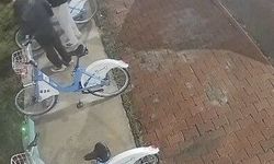 Belediyenin bisikletlerine böyle zarar verdiler