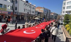 Bolu'da öğrenciler 200 metrelik Türk bayrağıyla caddede yürüdü
