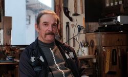 Bozulan kemençesini tamir ederken usta oldu