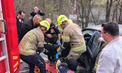 Bursa'da otomobil bariyerlere çarptı: 2 yaralı