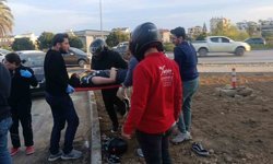 Çarpmanın etkisiyle 20 metre fırlayıp refüjdeki toprağa düşüp hayata tutundular: 2 yaralı