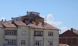 Çatıda tehlikeli çalışma, kameraya yansıdı