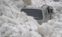 Çığ altında kalmaktan son anda kurtuldular