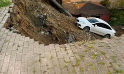 Çöken duvarla birlikte otomobil okul bahçesine düştü