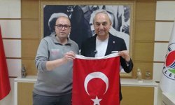 Çöpte bulduğu bayrağı alıp temizleyen ve kamyonuna asan Kepez Belediyesi çalışanına başkandan plaket