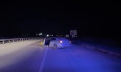 D100'de otomobil bariyerlere çarptı: 3 yaralı