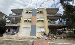 Daire içerisinde ve bahçede biriktirilen çöpler vatandaşı isyan ettirdi