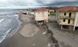 Deniz 100 metre içeri girdi, villalar çöktü