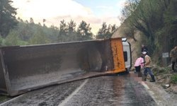 Denizli'de hafriyat kamyonu devrildi: 1 ölü