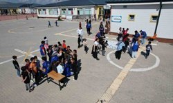 Depremzede çocuklar müzikle moral buluyor