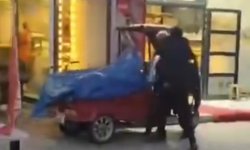 Diyarbakır'da çevredekileri rahatsız eden şahıs kamerada