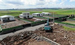 Diyarbakır'da kaymakamlık kaçak yapıları tek tek yıktı