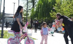 Düşen oyuncakları sahibine ulaştıran çocuklar takdir topladı