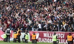 Elazığspor taraftarından polislere çiçek