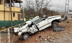 Elektrik direğine çarpan otomobil hurdaya döndü