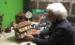 Emekli olduktan sonra yaptığı ahşap maket evler beğeni topluyor