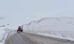 Erzurum'da 2 bin 885 rakımlı zorlu sınav: Palandöken Geçidi'nde kar ve tipi mesaisi