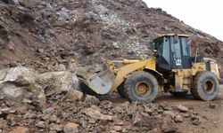 Erzurum'da heyelan yolu kapattı